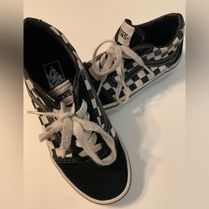 Vans classic Off the Wall checker lace up low skate shoe, kids size 13